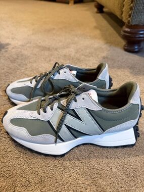 New Balance 327 Green and Light Gray Women's Sneakers